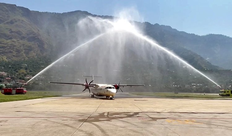 Akasa Flight Emergency Landing | मुंबई जाने वाली अकासा फ्लाइट की भोपाल में इमरजेंसी लैंडिंग, यात्री बीमार हुआ