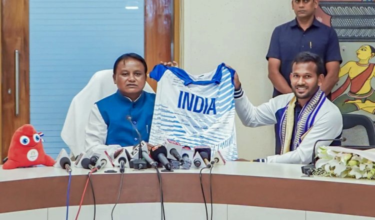 ओडिशा के मुख्यमंत्री मांझी और पटनायक ने अमित रोहिदास को सम्मानित किया
