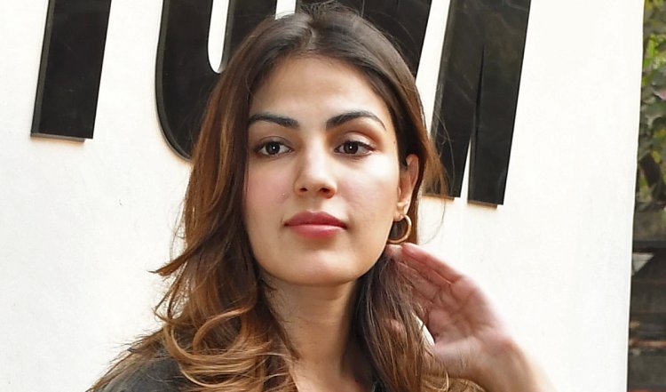 बॉयफ्रेंड के साथ बाइक राइड पर निकली Rhea Chakraborty, हेलमेट नहीं पहनने पर लोगों ने उठाएं सवाल