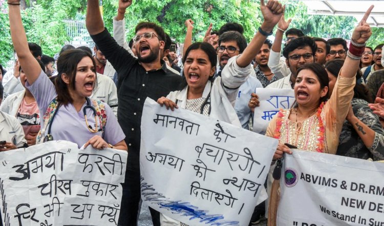 Kolkata murder case: केंद्र सरकार ने डॉक्टरों से की काम पर लौटने की अपील, सुरक्षा का दिया आश्वासन