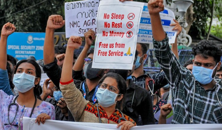 कोलकाता में चिकित्सक से दुष्कर्म और हत्या के विरोध में केरल के चिकित्सकों ने प्रदर्शन किया