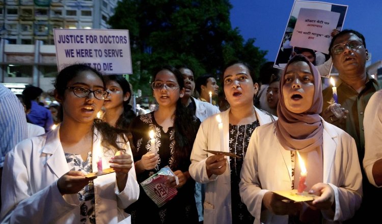 Kolkata Doctor Rape And Murder । 10वें दिन भी जूनियर डॉक्टर का आंदोलन जारी, पूरे बंगाल में स्वास्थ्य सेवाएं प्रभावित