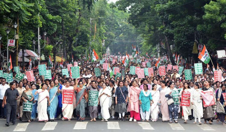 कोलकाता डॉक्टर बलात्कार-हत्या: बंगाल में फिर सड़कों पर उतरीं सैकड़ों महिलाएं, न्याय की मांग की