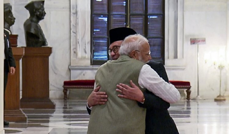 PM मोदी ने गले लगाकर किया मलेशिया के प्रधानमंत्री अनवर इब्राहिम का स्वागत, द्विपक्षीय बैठक में कई समझौते पर हस्ताक्षर