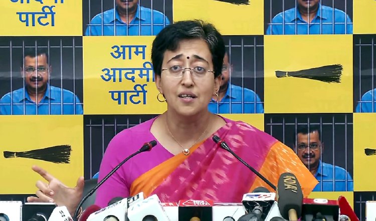केजरीवाल की तस्वीर के बिना अखबारों में विज्ञापन, भड़की AAP, आतिशी ने अधिकारियों को जारी किया नोटिस