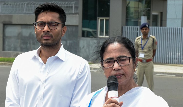 कोलकाता की राजनीति में पड़ी फूट, TMC में हुआ Mamata Banerjee बनाम Abhishek Banerjee! मेडिकल कॉलेज की घटना ने खतरे में डाली दीदी की कुर्सी