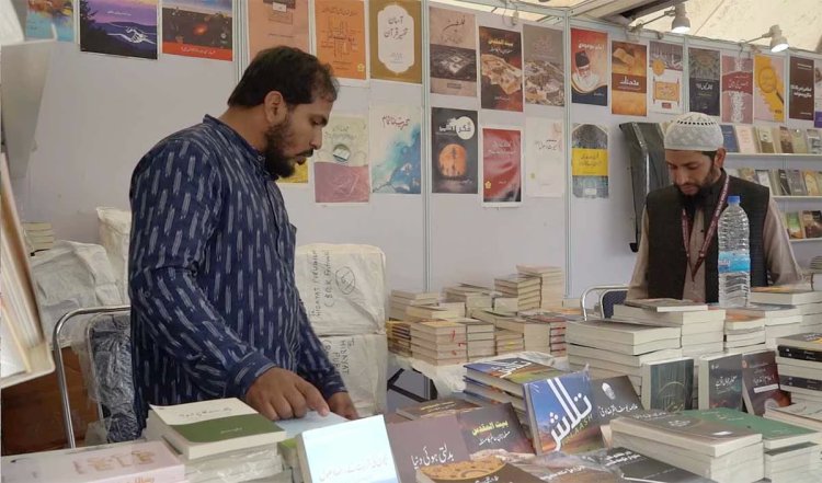 Srinagar Book Fair में विभिन्न भारतीय भाषाओं की पुस्तकों को खरीदने के लिए आ रही है अच्छी खासी भीड़