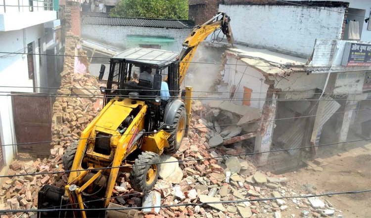 योगी के बुलडोजर ने धराशायी किया दुष्कर्म के आरोपी सपा नेता का कोल्ड स्टोरेज