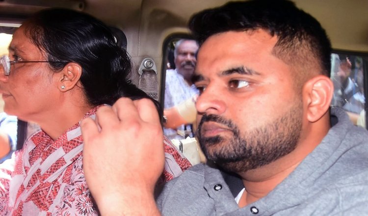 Karnataka: प्रज्वल रेवन्ना की बढ़ी मुश्किलें, SIT ने फाइल की 2 हजार पन्नों की चार्जशीट