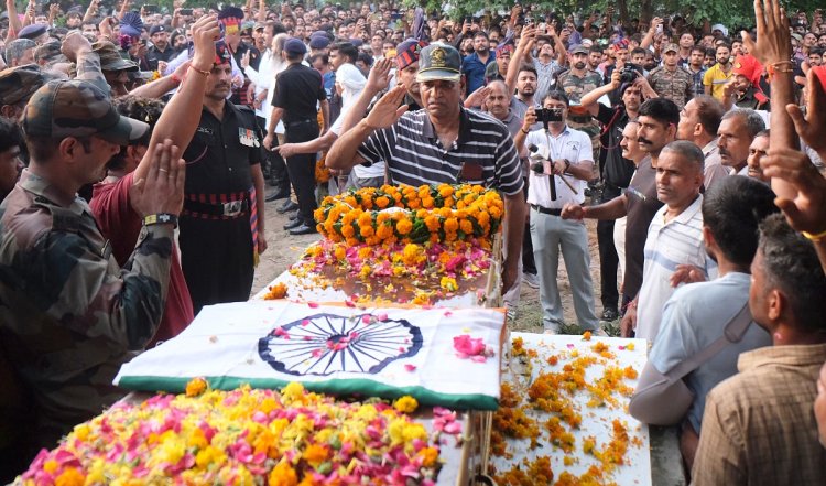 गुरुग्राम के गांव में सैनिक विकास राघव का सैन्य सम्मान के साथ अंतिम संस्कार किया गया