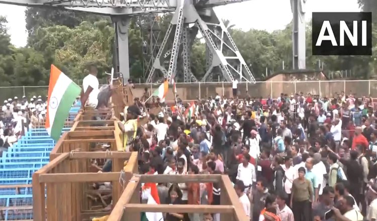 Kolkata में छात्रों का उग्र प्रदर्शन, हावड़ा ब्रिज पर तोड़ दी लोहे की दीवार, लाठीचार्ज के बाद छोड़े गए आंसू गैस के गोले