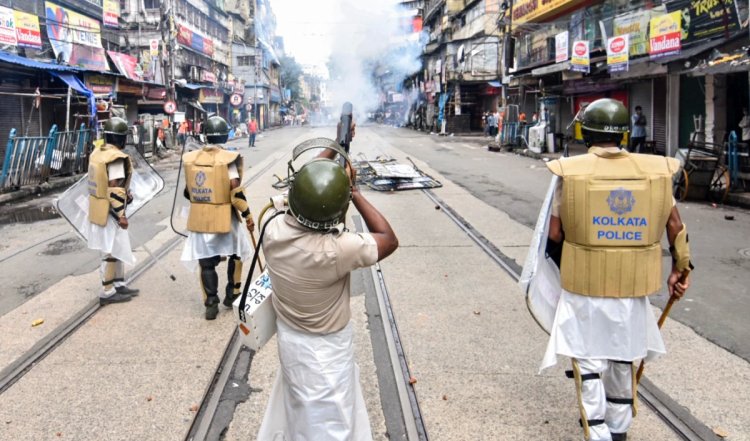 Kolkata Nabanna Abhijan Rally के दौरान 83 साल के बुजुर्ग व्यक्ति पर मारी गयी तेज पानी की धार, बीजेपी ने कहा- ये ममता सरकार की अराजकता | Video