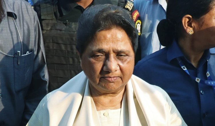 महिलाओं के साथ अपराध के खिलाफ दलगत राजनीति से ऊपर उठें : मायावती
