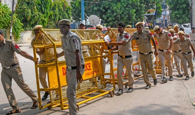 दिल्ली: फर्जी पहचान पत्र का इस्तेमाल करने के आरोप में तीन लोगों के खिलाफ मामला दर्ज