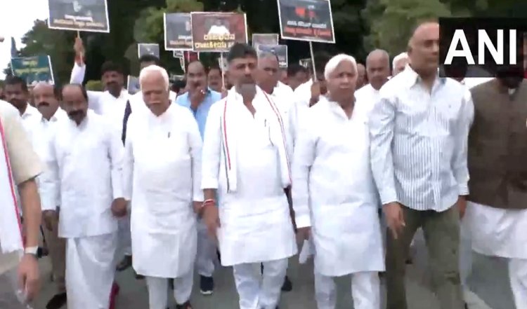Karnataka में कांग्रेस ने निकाला राजभवन मार्च, राज्यपाल गहलोत पर लगाया पक्षपातपूर्ण व्यवहार करने का आरोप