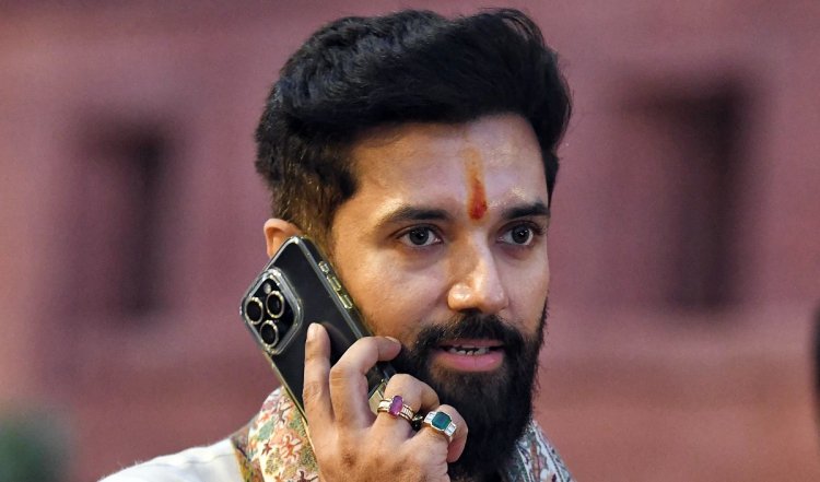 Chirag Paswan car challaned | बिहार में केंद्रीय मंत्री चिराग पासवान की कार का चालान कटा, सड़क पर हवाई जहाज की तरह चल रही थी गाड़ी!
