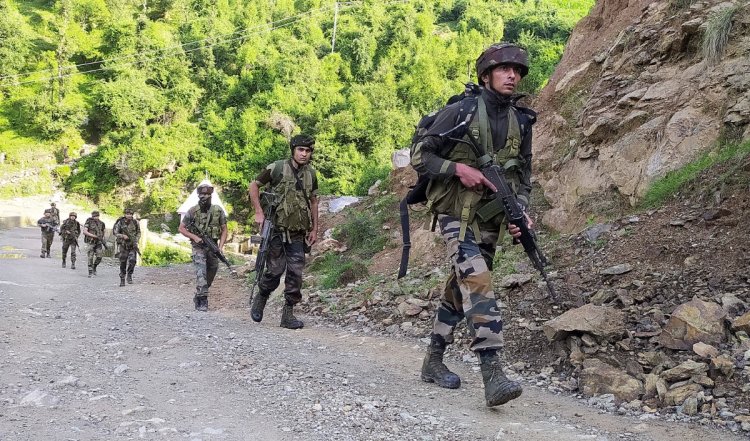 Breaking News: जम्मू-कश्मीर में सेना के बेस पर आतंकवादियों के हमले में 1 जवान घायल, तलाशी अभियान शुरू
