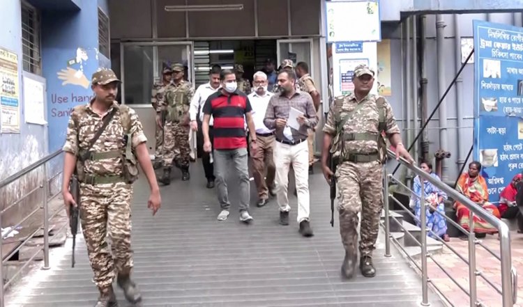 Kolkata Doctor Rape-Murder Case | आरजी कर अस्पताल के पूर्व प्रिंसिपल संदीप घोष को हिरासत में लेने के बाद CBI  ने 3 और लोगों को गिरफ्तार किया