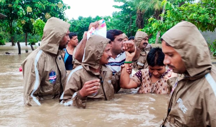 Telangana Floods | तेलंगाना के खम्मम में 30 साल की सबसे भयंकर बाढ़, लोग घंटों तक बारिश के पानी में फंसे रहे