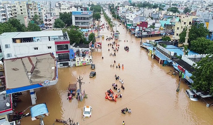 Andhra Pradesh Flood | आंध्र प्रदेश सरकार ने पहली बार बाढ़ प्रभावित इलाकों में भोजन वितरित करने के लिए ड्रोन का इस्तेमाल किया