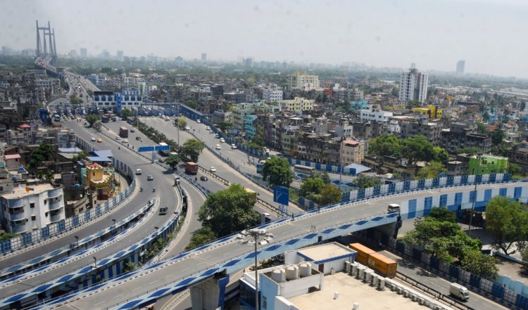 कोलकाता के फ्लाईओवर पर सड़क हादसे में दो लोग घायल