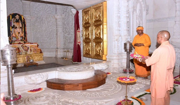 CM Yogi ने रामलला के श्रीचरणों में झुकाया शीश, हनुमानगढ़ी में भी लगाई हाजिरी