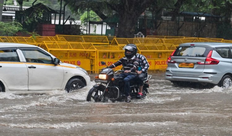Delhi Rain: राष्ट्रीय राजधानी में फिर सुबह बरसे बादल, जलमग्न हुई सड़कें