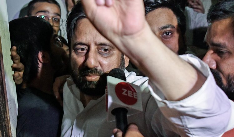 दिल्ली के विधायक अमानतुल्लाह खान की गिरफ्तारी के विरोध में आप का भाजपा के खिलाफ प्रदर्शन