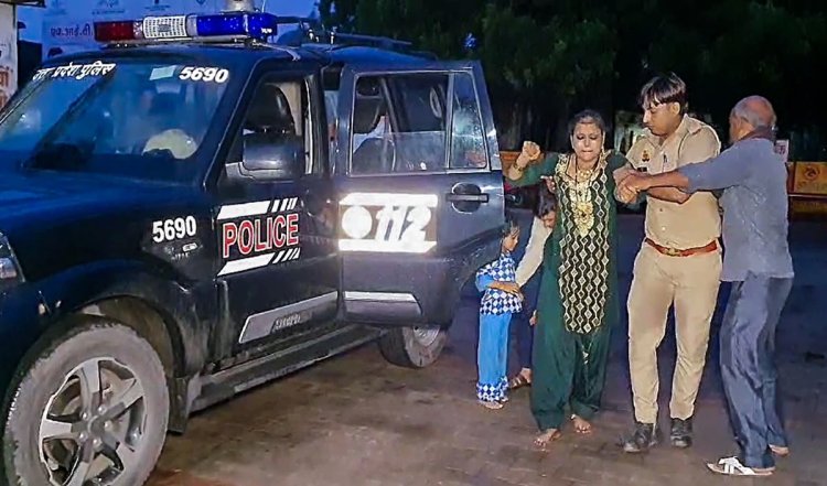 Hathras Accident: आगरा-अलीगढ़ राष्ट्रीय राजमार्ग पर भीषड़ सड़क हादसा, 17 लोगों की मौके पर ही मौत, रोडवेज बस ने वैन को मारी थी टक्कर