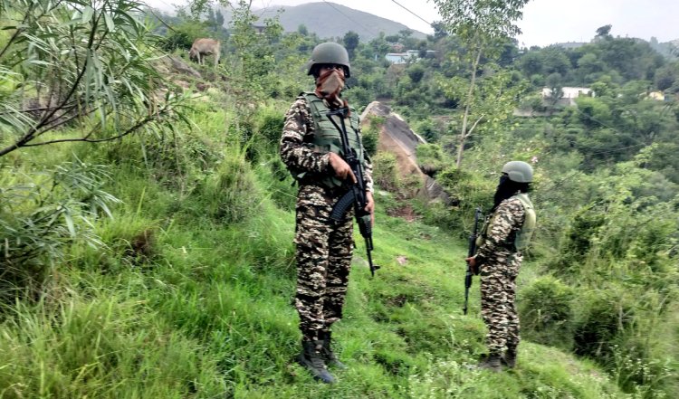 Manipur Update: मणिपुर में सुरक्षा बलों ने उग्रवादियों के तीन बंकर नष्ट किए, दहशत में लोगों ने घरों की लाइटें बंद कीं, स्कूल के भी बंद रहने के आदेश जारी