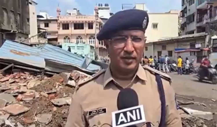 Surat में उपद्रवियों पर जो कार्रवाई हुई वो मिसाल बन गयी, गणेश प्रतिमा को खंडित करने वाले पत्थरबाजों पर पुलिस के दनादन एक्शन के बाद Bulldozer भी दौड़ा
