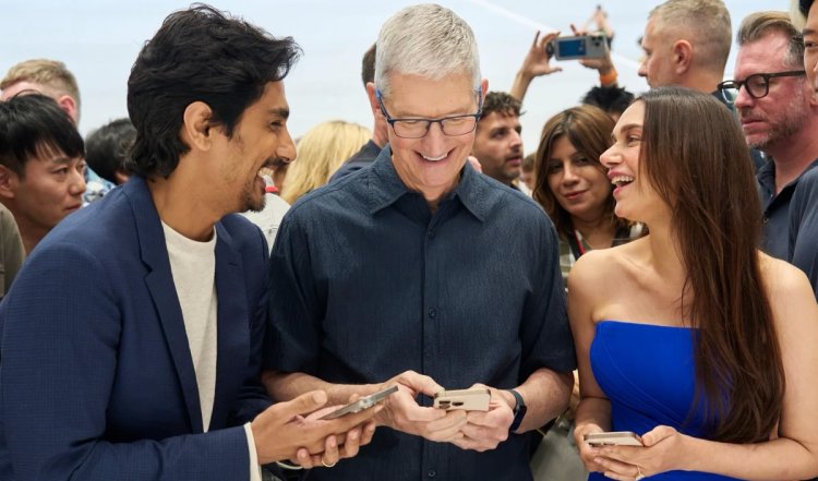 Aditi Rao Hydari और Siddharth अमेरिका में iPhone 16 लॉन्च में शामिल हुए, Apple बॉस टिम कुक के साथ क्लिक कराई फोटो