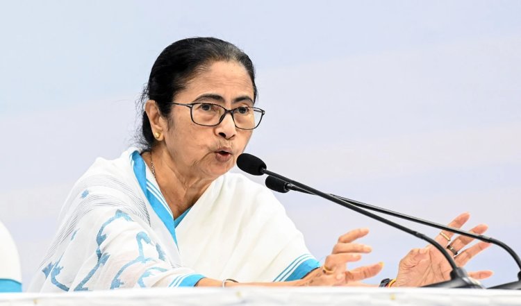 एक महीना हो गया पूजा पर लौटिए, बेटी की तरह आंदोलन का भी गला घोंटना चाहती हैं, CM पर बरसीं पीड़िता की मां
