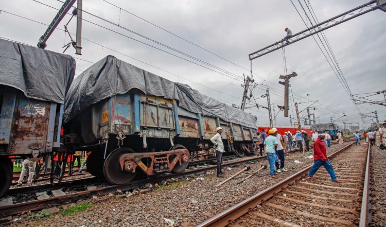 Kalindi Express के बाद अब महाराष्ट्र के सोलापुर में मालगाड़ी को पटरी से उतारने की कोशिश, रेलवे ट्रैक पर सीमेंट ब्लॉक रखा