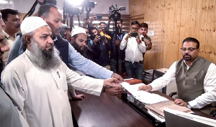 Mandi Masjid Demolition: हथौड़ा लेकर मुस्लिम समुदाय के लोग खुद ही तोड़ने लगे मस्जिद, इसके बाद जो कहा वो कर देगा हैरान