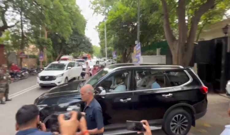 Arvind Kejriwal resign: इस्तीफा देकर LG दफ्तर से बाहर निकले केजरीवाल, नए CM को जल्द शपथ दिलाने का किया आग्रह