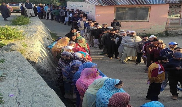 Jammu Kashmir Election: पुलवामा, कुलगाम और किश्तवाड़ में लोग मतदान करने भारी संख्या में निकले, पोलिंग बूथ पर लंबी कतारें