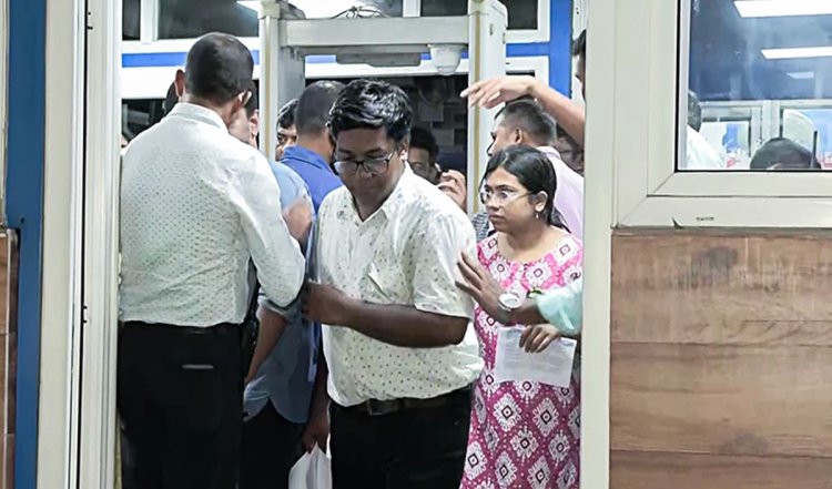 CCTV Video Viral | इमरजेंसी वॉर्ड में चप्पल-जूता पहनकर जाने से रोका, तो मरीज के परिजन ने डॉक्टरों को जमकर पीटा, अस्पताल में मचा बवाल