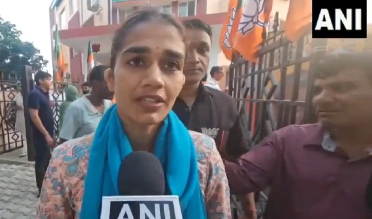 Haryana Elections: थप्पड़ वाले बयान को लेकर चचेरी बहन विनेश पर भड़कीं बबीता फोगाट, जानें क्या कहा
