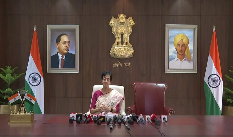 Delhi में Atishi ने संभाला पदभार, बगल की कुर्सी खाली, कहा-  जिस तरह भरतजी ने खड़ाऊं रखकर...