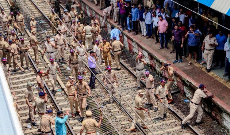 Badlapur Encounter | 'मेरा बेटा सड़क पार करने से डरता था वो चलती गाड़ी से कैसे भागेगा'? एनकाउंटर में मारे गये आरोपी अक्षय शिंदे के परिवार ने उठाए सवाल