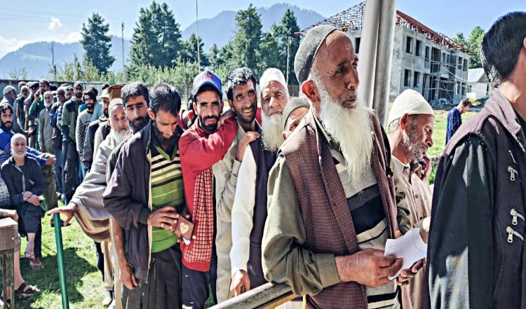 Prabhasakshi NewsRoom: दूसरे चरण में भी J&K के मतदाता आतंक को करारा जवाब देते हुए EVM का बटन दबाते जा रहे हैं