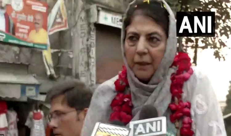 महबूबा मुफ्ती के रोड शो के दौरान बिजली के खंभे में लगी आग, बदला गया रास्ता