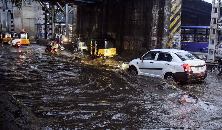 Mumbai Rain Death | पटरी पर आया यातायात, मुंबई में भारी बारिश से 1 की मौत, नाले में गिरने से महिला की मौत के मामले की जांच करेगी बीएमसी