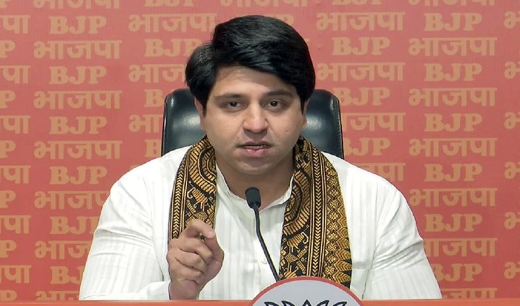 'कांग्रेस जमीन से जुड़ी पार्टी, जहां सत्ता में आती है, लोगों की जमीन अपने रिश्तेदारों के नाम करवाती है', BJP का तंज