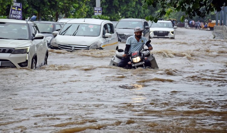 Weather updates: मुंबई में बारिश, IMD ने महाराष्ट्र, हिमाचल और इन राज्यों में भारी बारिश का अलर्ट जारी किया