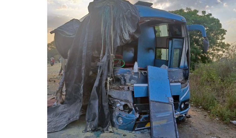 बिहार : कैमूर में ट्रक से टकराई बस, तीन लोगों की मौत