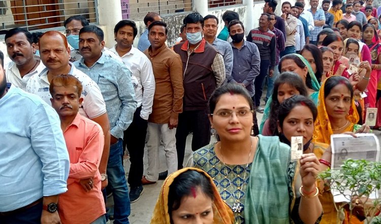 Jammu Kashmir में चुनाव जारी, तीसरे चरण में डाले जा रहे वोट