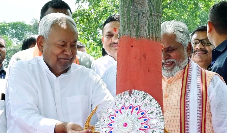 बिहार: मुख्यमंत्री नीतीश कुमार ने पटना में बापू टावर का उद्घाटन किया