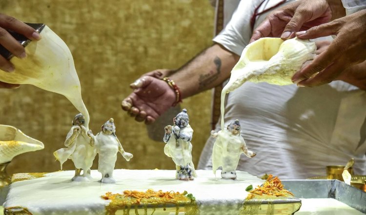 मंदिर से चुरा ली राधा-कृष्ण की 100 साल पुरानी मूर्ति, फिर चोर को हुआ पछतावा और...